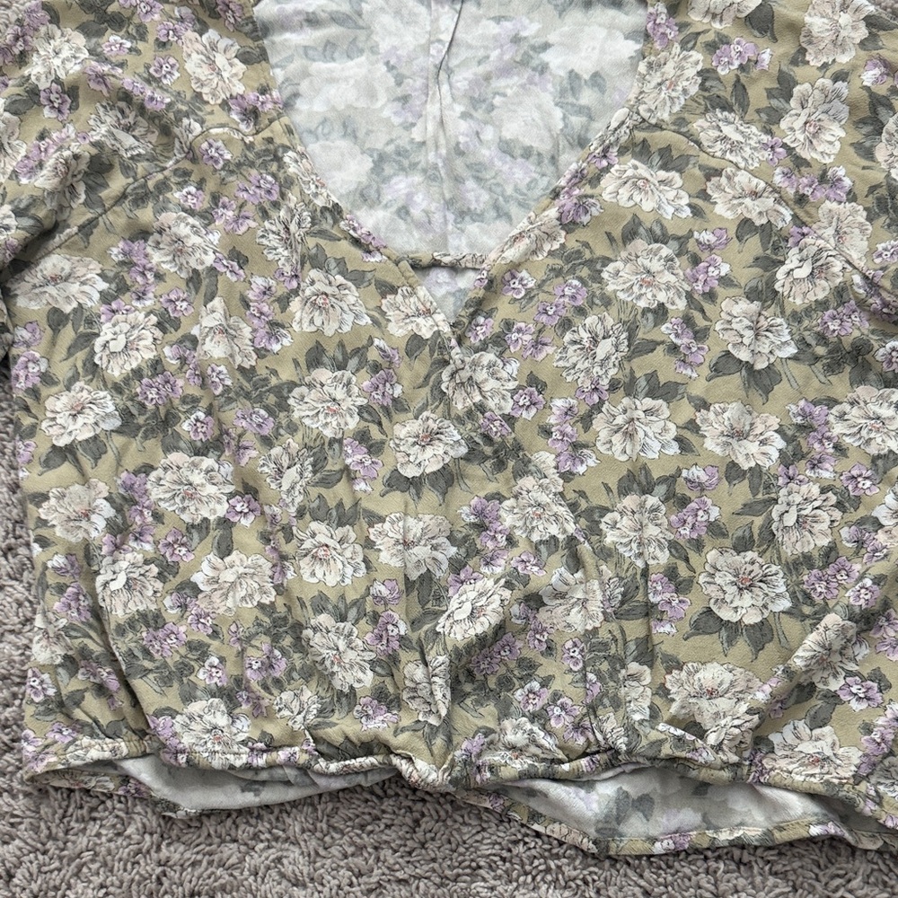 American Eagle Outfitters Olive Green Floral V-Neck Long Sleeve Top - Picture 3 of 3